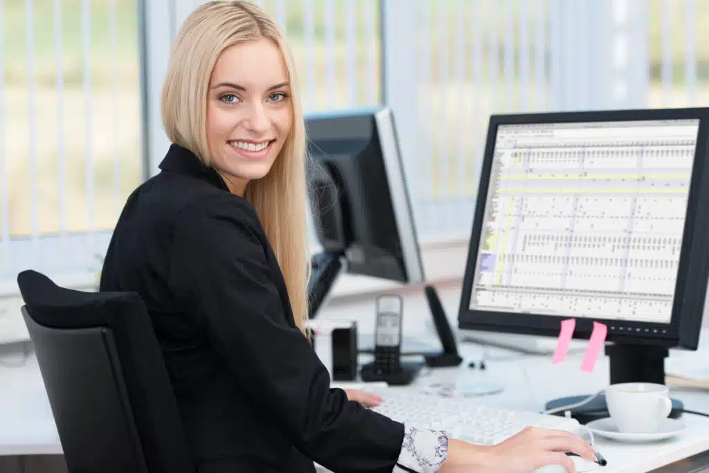 lächelnde junge frau arbeitet am computer